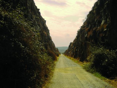 El Camino discurre por las antiguas trincheras del ferrocarril